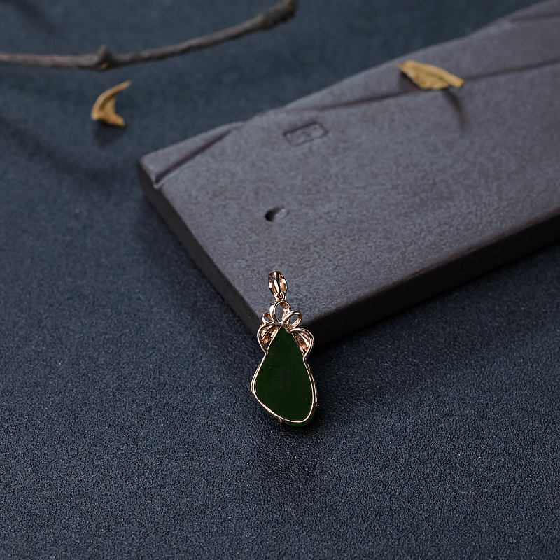 18K金镶钻和田碧玉随形吊坠-红掌柜