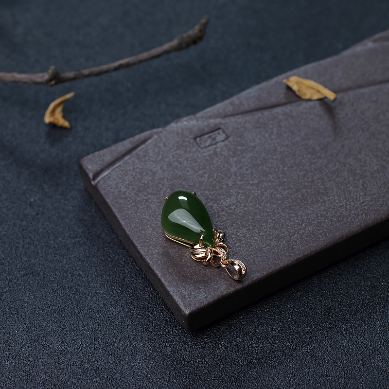 18K金镶钻和田碧玉吊坠-红掌柜