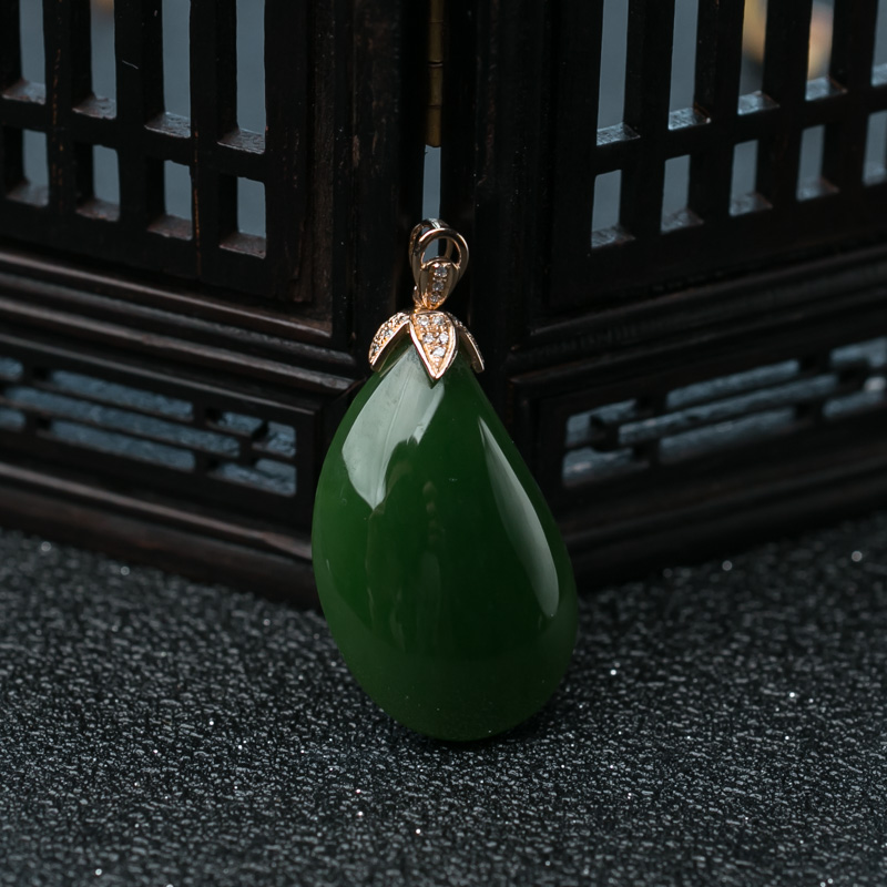 18K金镶钻山料和田碧玉随形吊坠-红掌柜