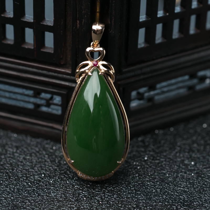 18K金镶钻山料和田碧玉水滴吊坠-红掌柜