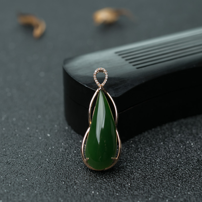 18K金镶钻山料和田碧玉水滴吊坠-红掌柜