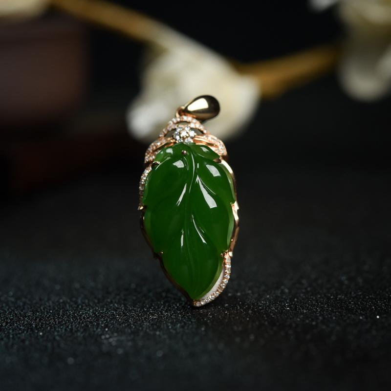 18K金镶钻山料和田碧玉叶子吊坠-红掌柜