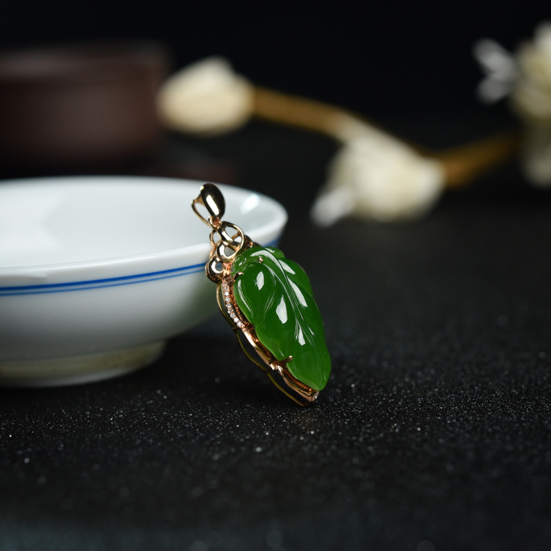 金镶钻山料和田碧玉叶子吊坠-红掌柜
