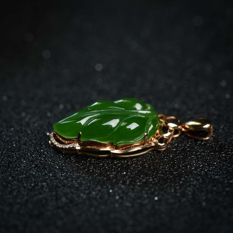 18K金镶钻山料和田玉叶子吊坠-红掌柜