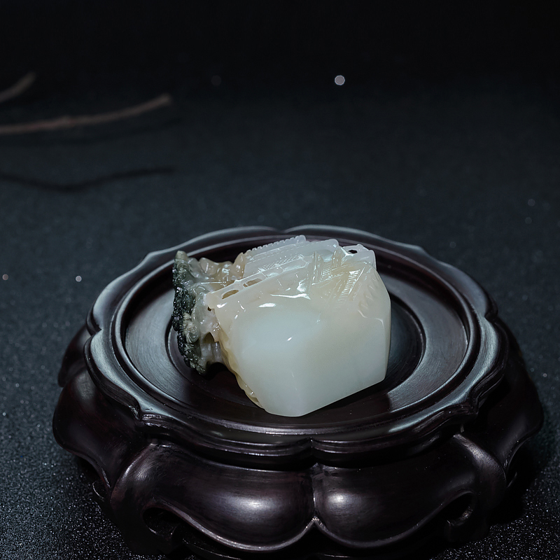 山料俏色和田玉摆件-红掌柜