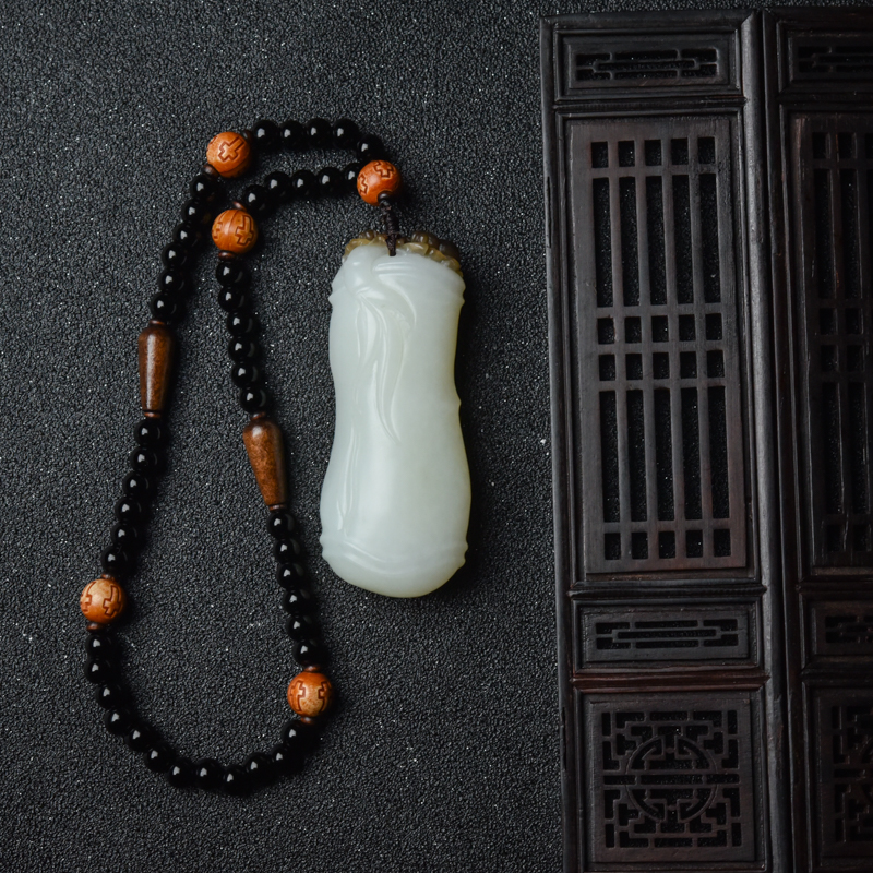 天然山料俏色和田玉手把件-红掌柜