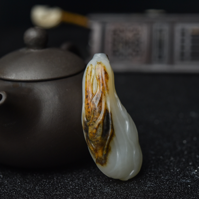 天然俏色和田玉白菜吊坠-红掌柜