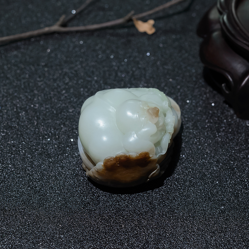 天然俏色和田玉福在眼前摆件-红掌柜