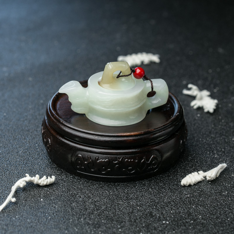 俏色和田玉茶壶摆件-红掌柜
