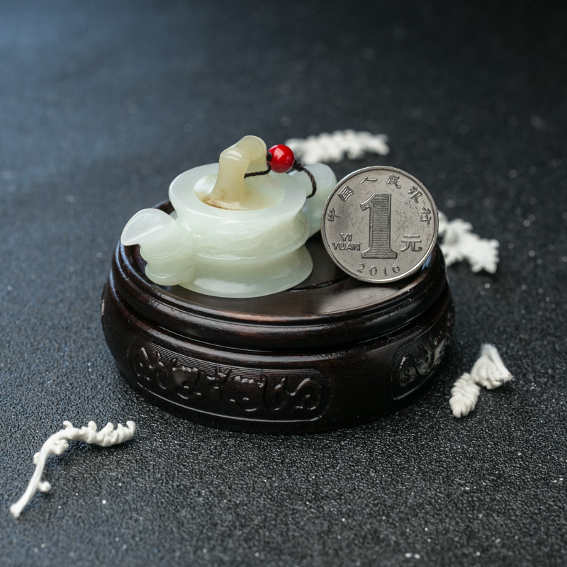 山料俏色和田玉茶壶摆件-红掌柜
