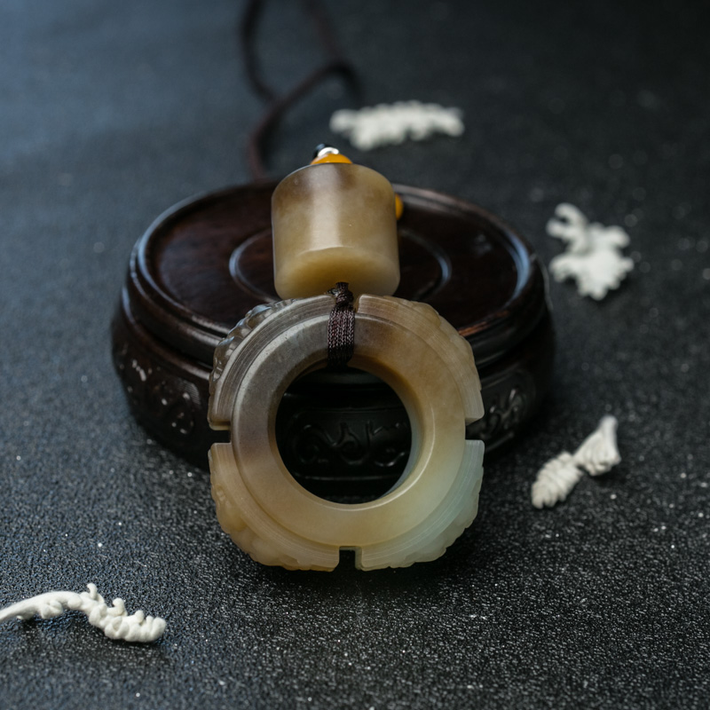 山料俏色和田玉兽面吊坠-红掌柜