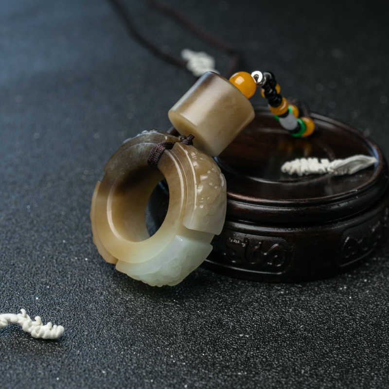 俏色和田玉兽面吊坠-红掌柜