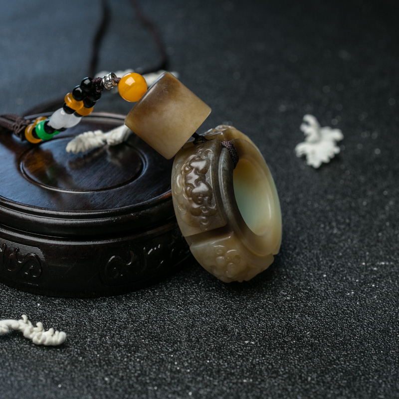 山料和田玉兽面吊坠-红掌柜