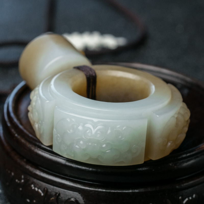 天然和田玉兽面吊坠-红掌柜