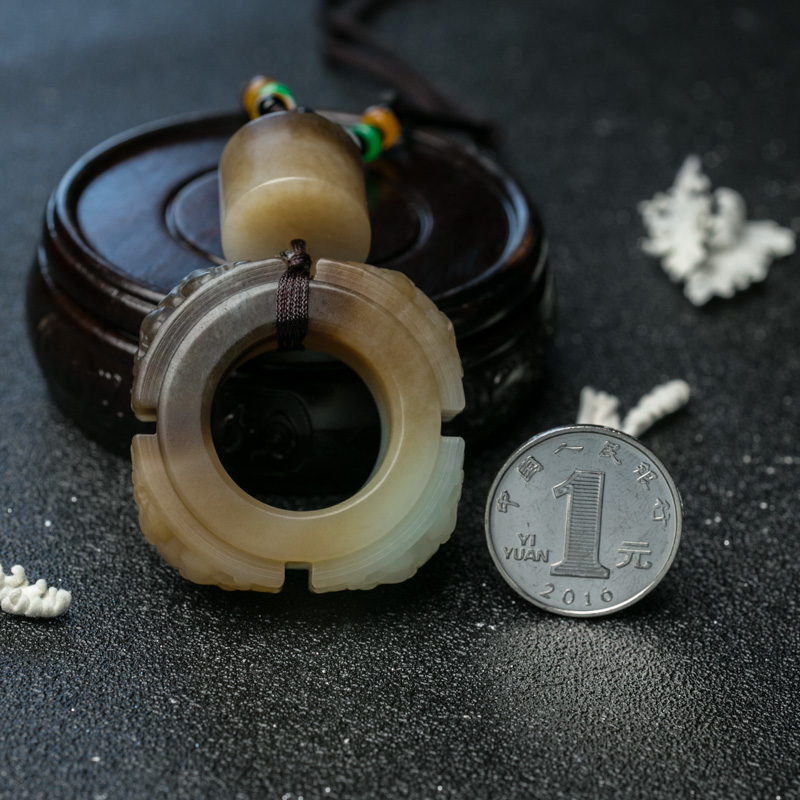 山料俏色和田玉兽面挂坠-红掌柜