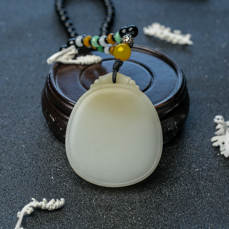 山料俏色和田玉平安无事牌吊坠-红掌柜