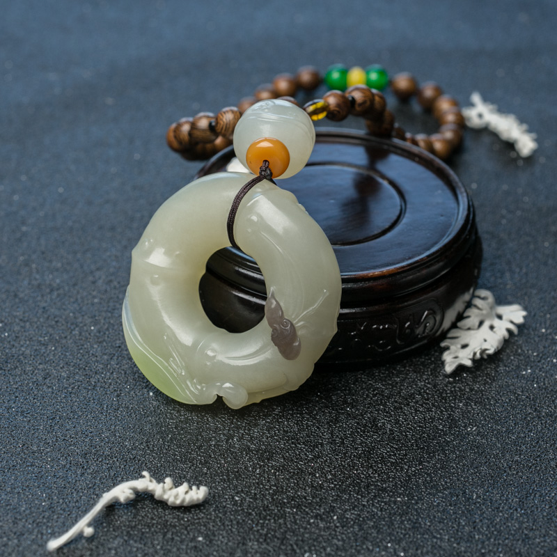 俏色和田玉祝福手把件-红掌柜