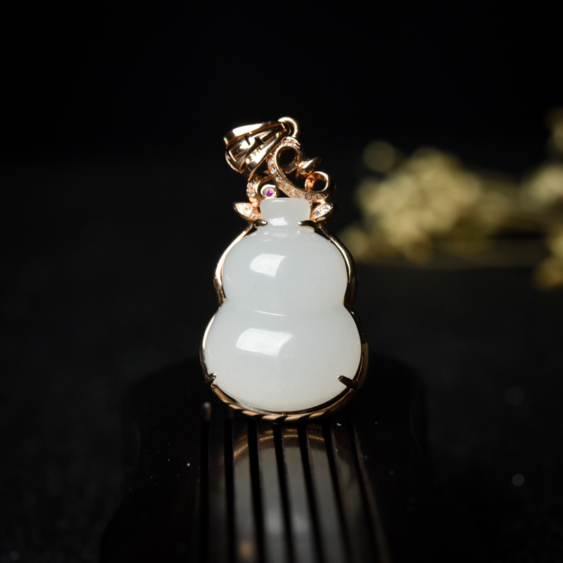 18K金镶钻山料和田白玉吊坠-红掌柜