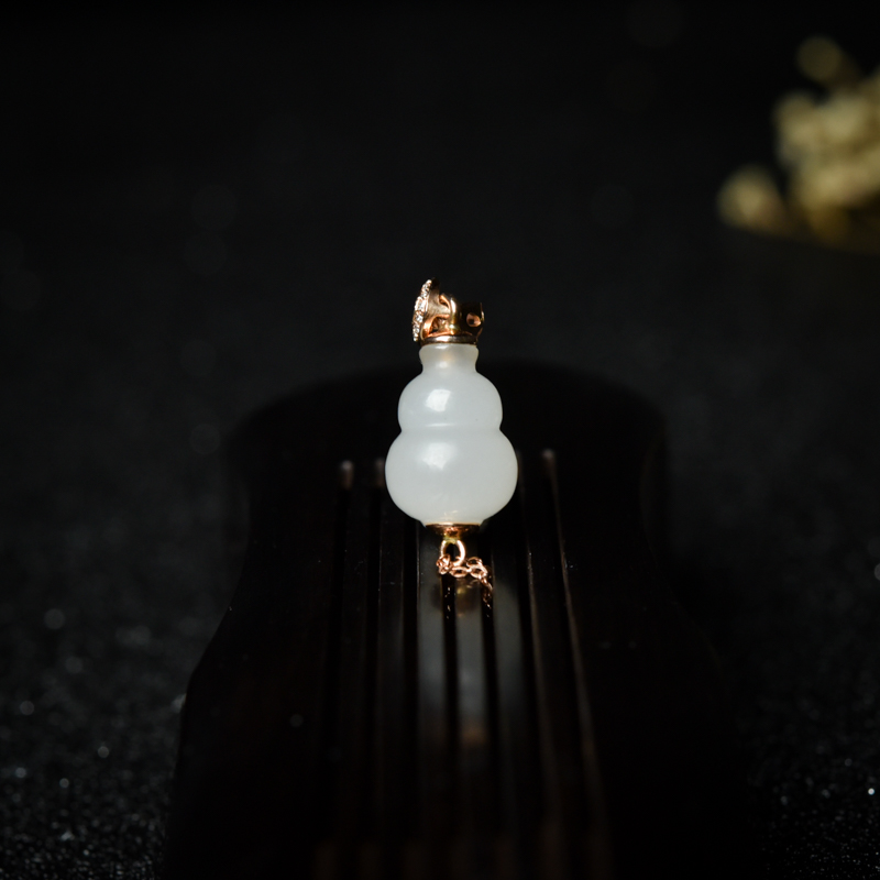 18K金镶钻山料和田白玉葫芦吊坠-红掌柜