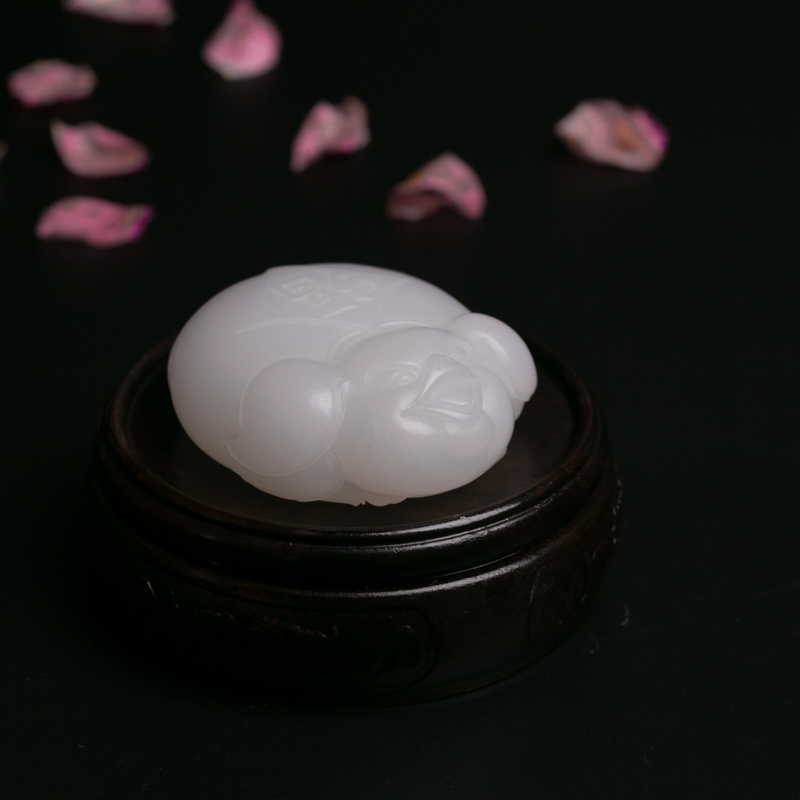 青海和田玉招财猪手把件-红掌柜