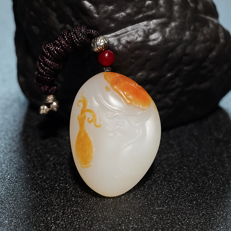 山料俏色和田玉观音吊坠-红掌柜