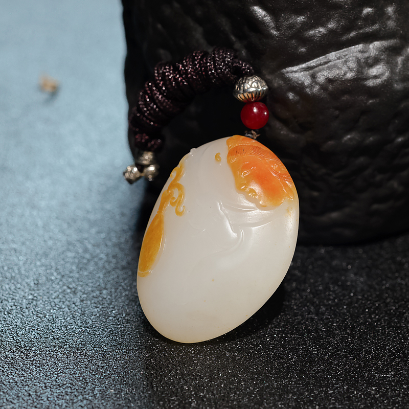 俏色和田玉观音吊坠-红掌柜
