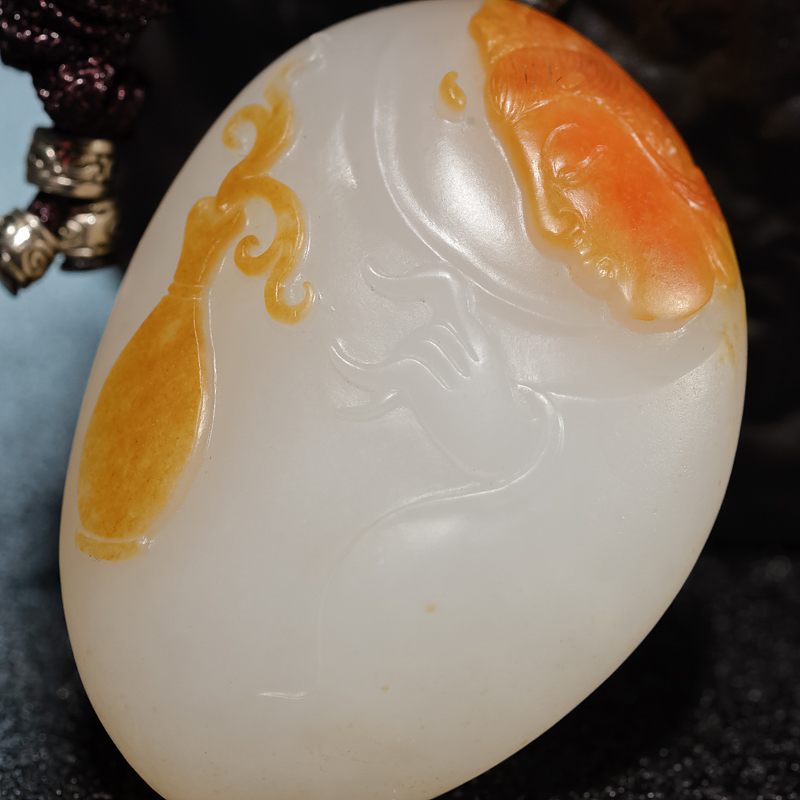 山料俏色和田玉吊坠-红掌柜