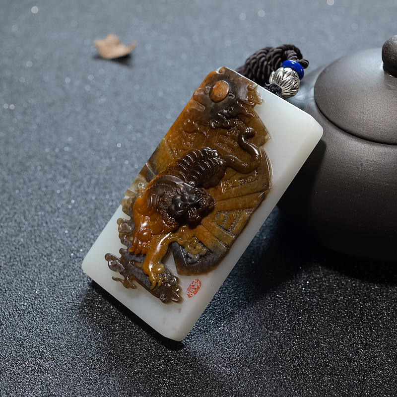 俏色和田玉虎虎生威吊坠-红掌柜