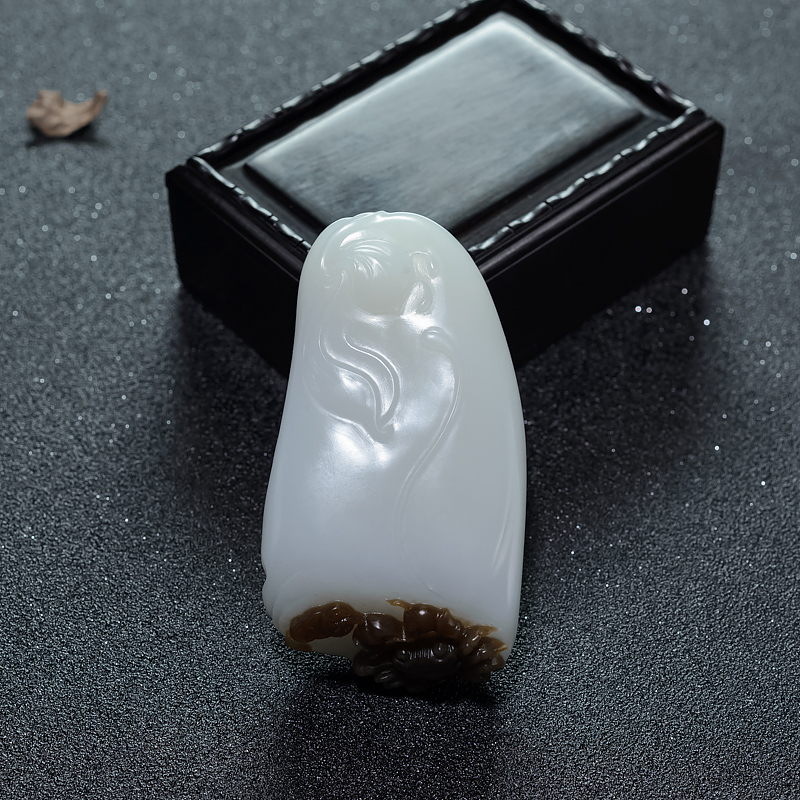 山料俏色和田玉把件八方招财手把件-红掌柜