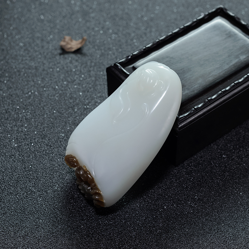 俏色和田玉把件八方招财手把件-红掌柜