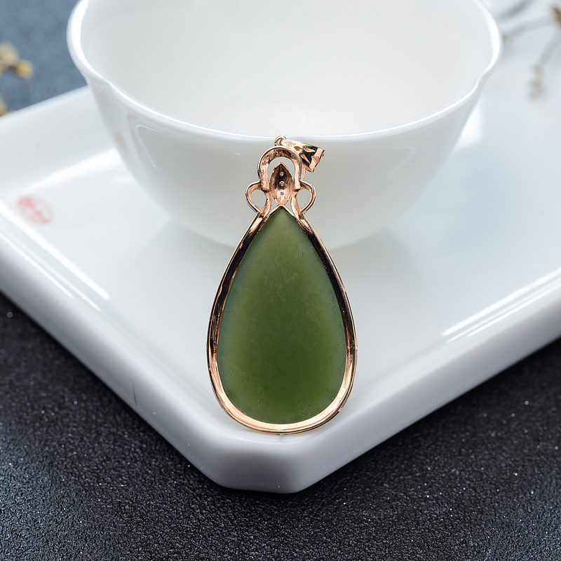 18K金镶钻天然和田碧玉水滴吊坠-红掌柜