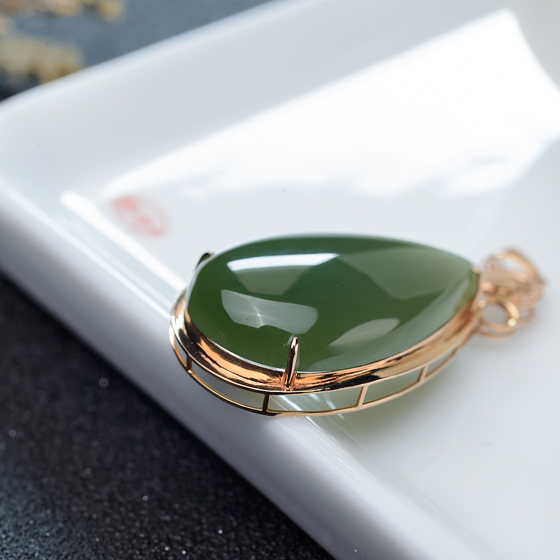 18K金镶钻天然山料和田碧玉吊坠-红掌柜