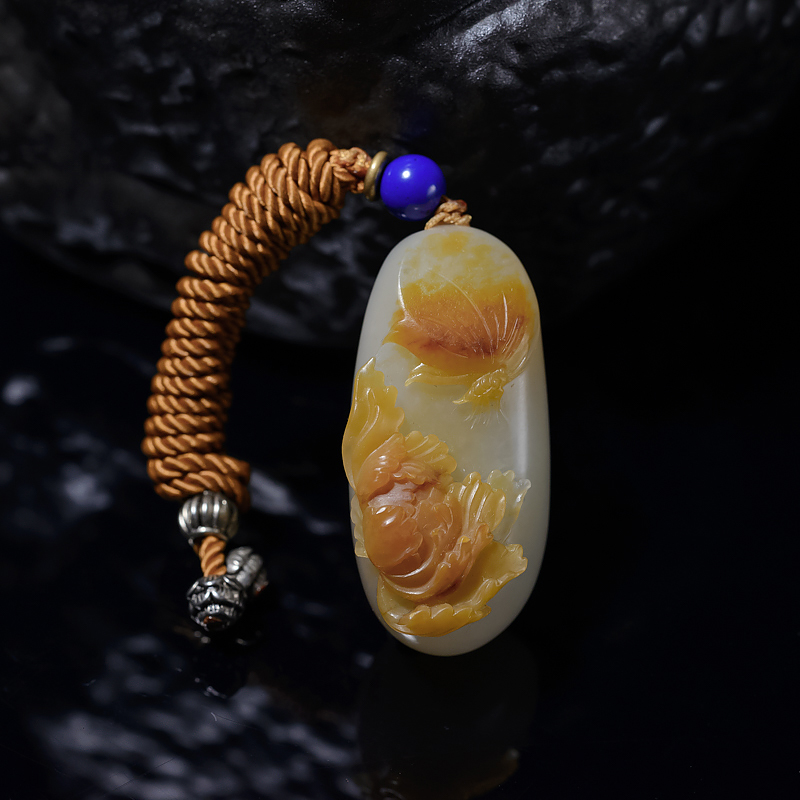 籽料俏色和田玉蝶恋花吊坠-红掌柜