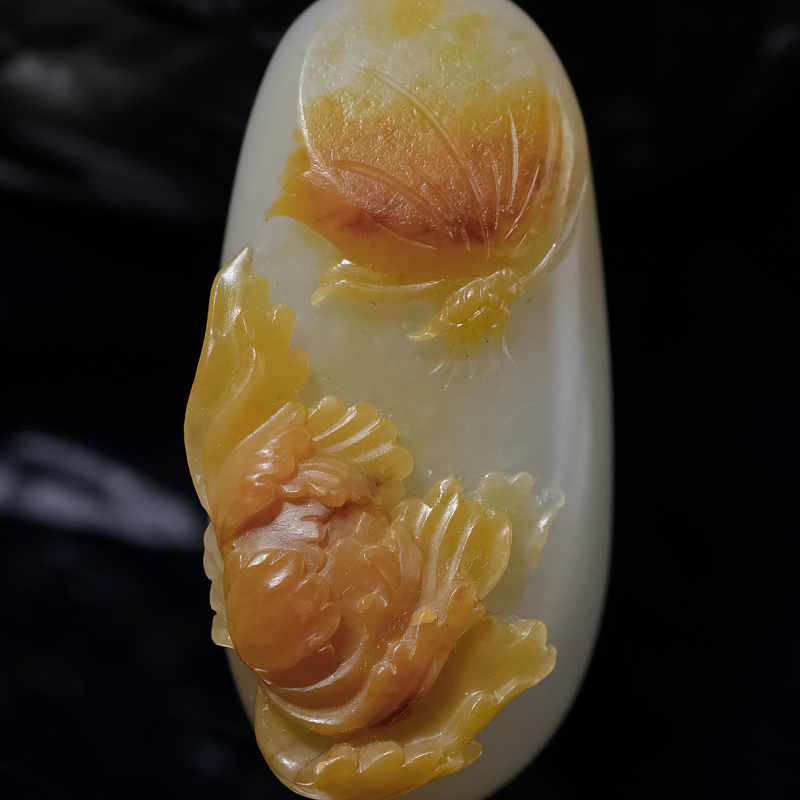 籽料俏色和田玉吊坠-红掌柜