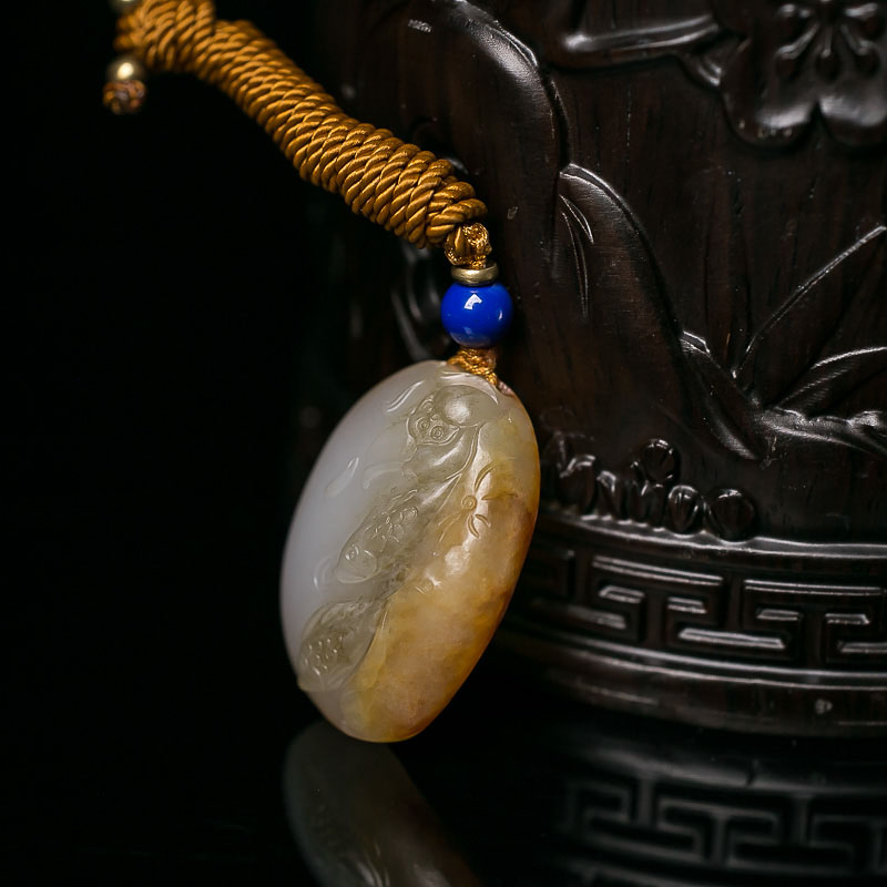 俏色和田玉连年有余吊坠-红掌柜