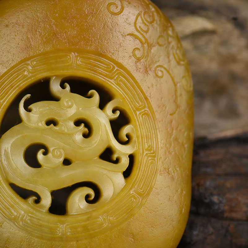 籽料俏色和田玉吊坠-红掌柜