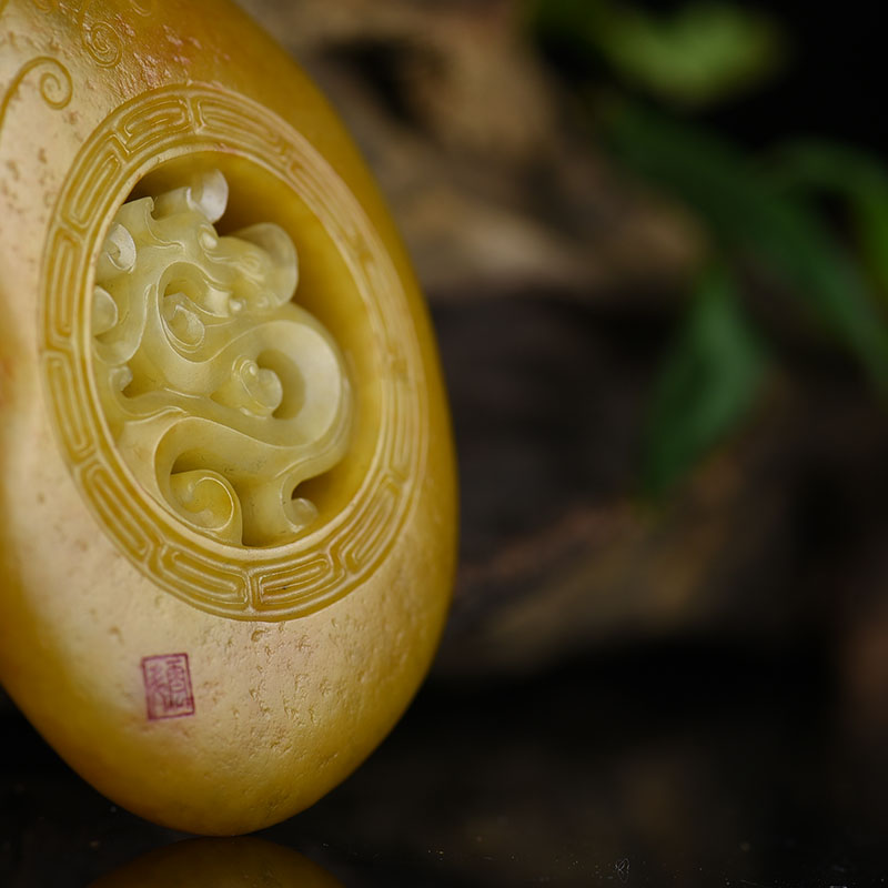 俏色和田玉吊坠-红掌柜