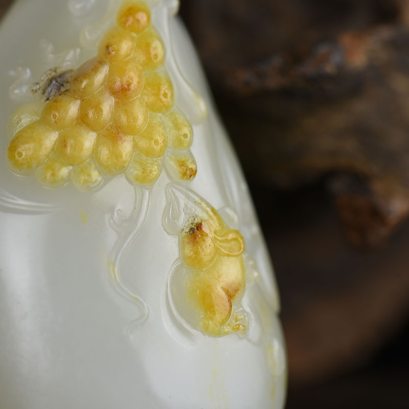 籽料俏色和田玉吊坠-红掌柜