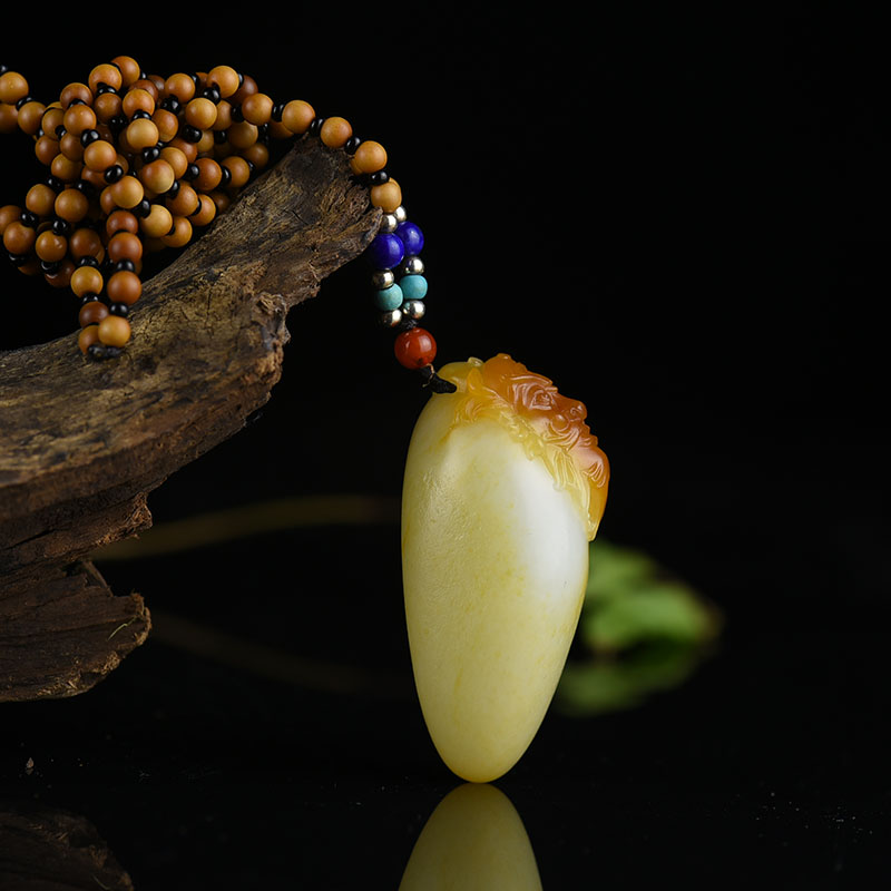 俏色和田玉吊坠-红掌柜