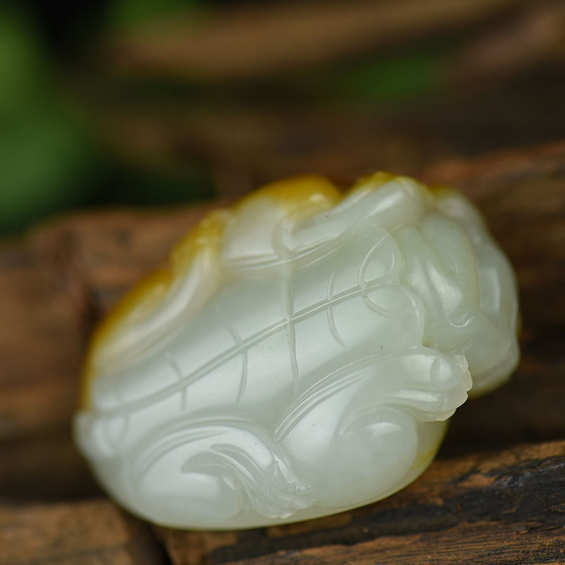 天然新疆籽料俏色和田玉吊坠-红掌柜