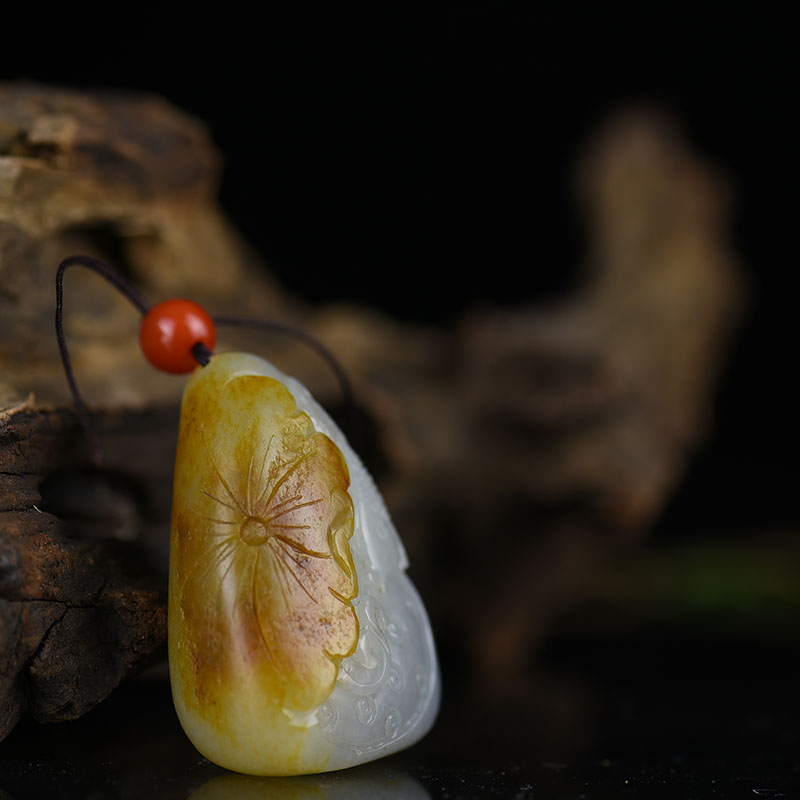 天然籽料俏色和田吊坠-红掌柜