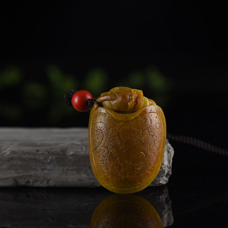 籽料俏色和田玉龙龟吊坠-红掌柜