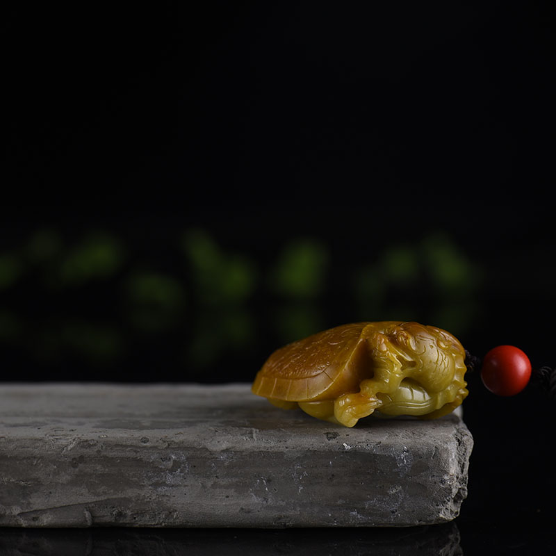 籽料俏色和田玉吊坠-红掌柜