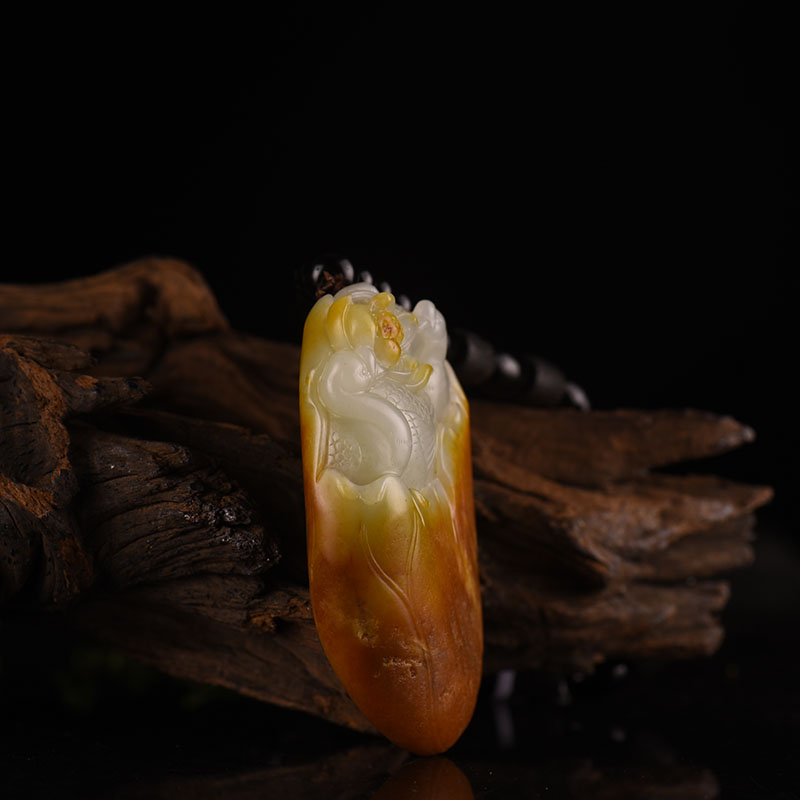 新疆和田玉荷塘清趣手把件-红掌柜