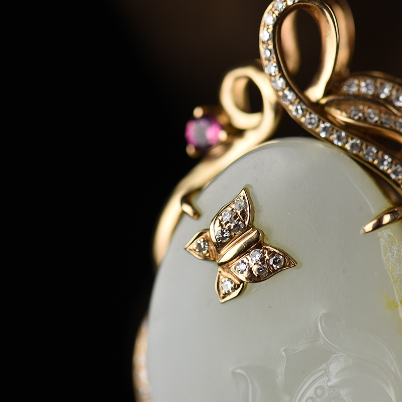 18k金镶钻籽料和田白玉吊坠-红掌柜