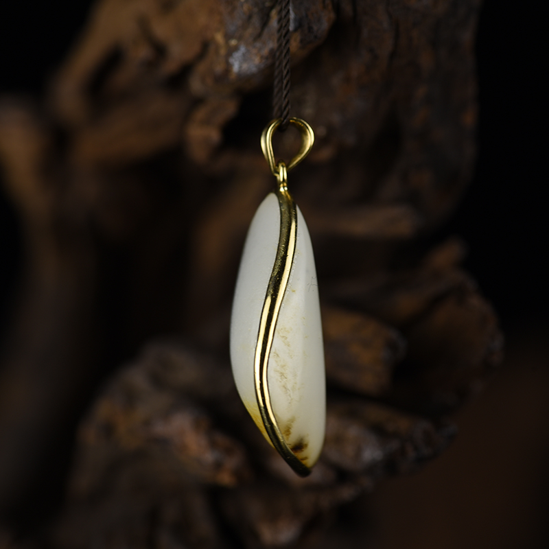 18k金镶天然籽料和田白玉吊坠-红掌柜