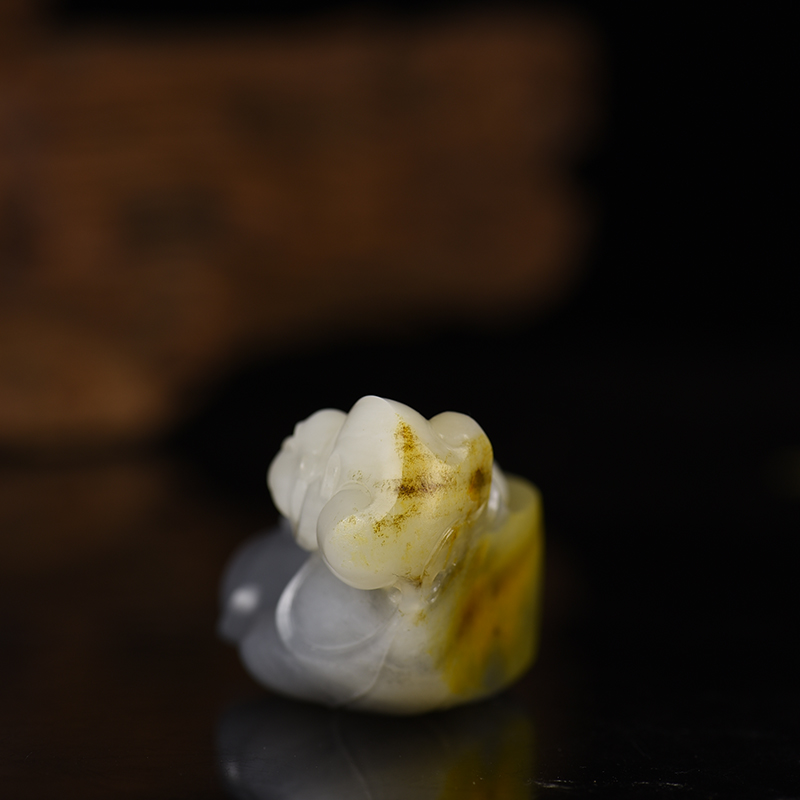 天然和田玉一夜封侯摆件-红掌柜