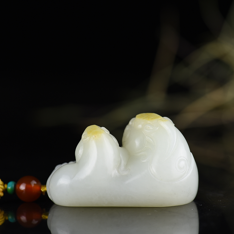 和田白玉舐犊情深吊坠-红掌柜