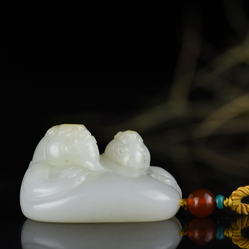 和田玉舐犊情深吊坠-红掌柜