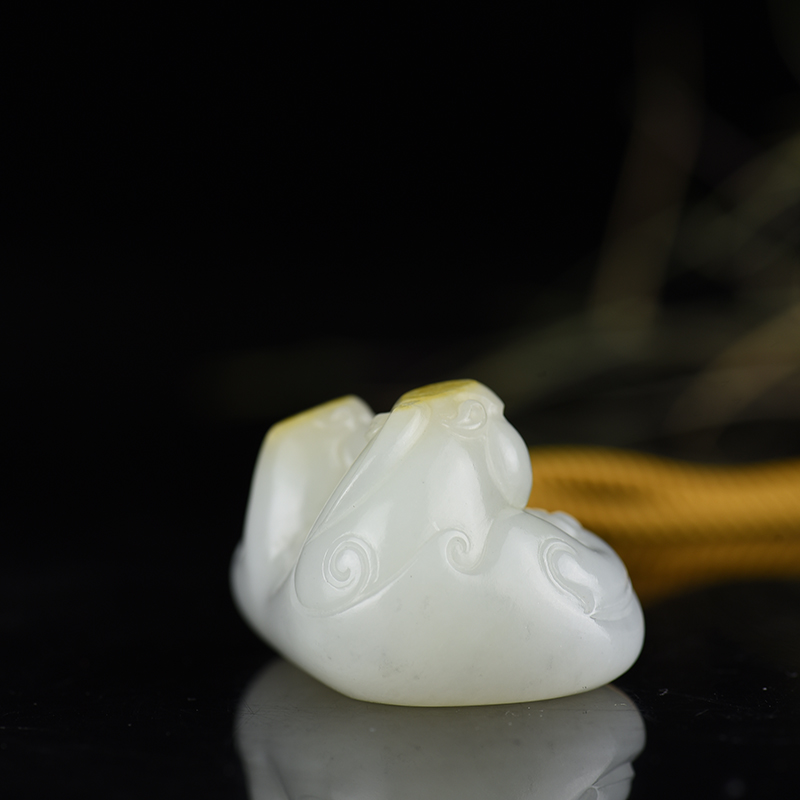 和田玉舐犊情深吊坠-红掌柜